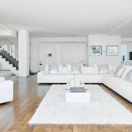 Lavish With Infinity Pool And Views Villa *
