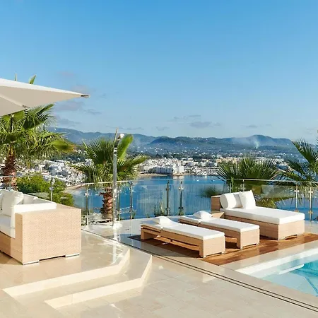 Lavish With Infinity Pool And Views