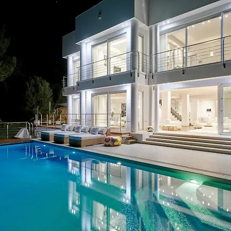 Villa Lavish With Infinity Pool And Views