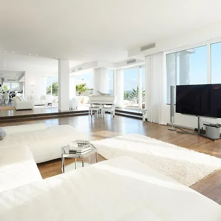Lavish With Infinity Pool And Views Villa Santa Eularia des Riu