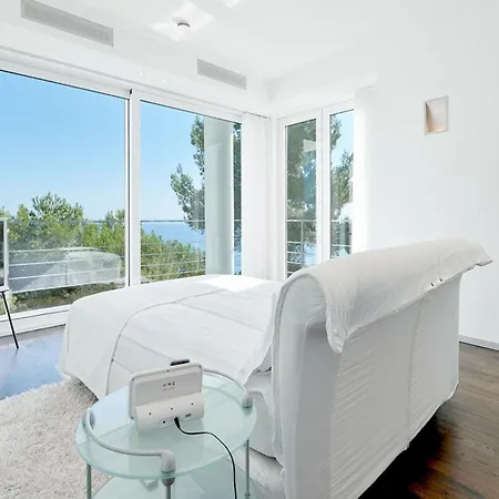 Lavish With Infinity Pool And Views Santa Eularia des Riu