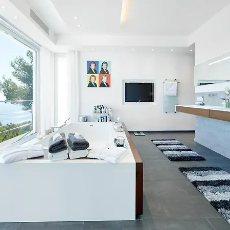 Lavish With Infinity Pool And Views Villa