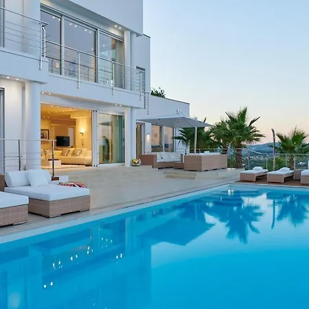 Lavish With Infinity Pool And Views Villa *