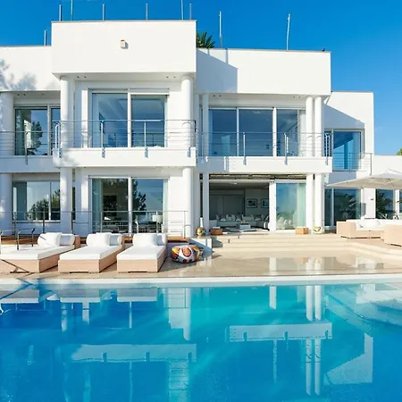 Lavish With Infinity Pool And Views Santa Eularia des Riu