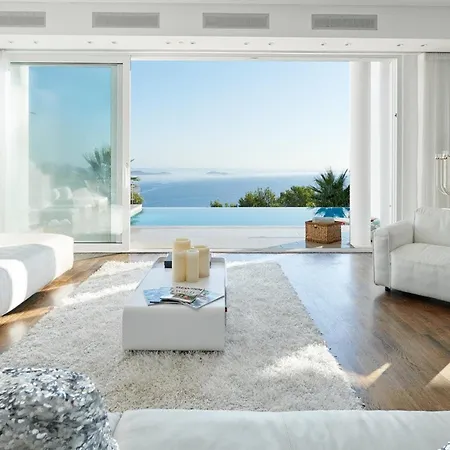 Lavish With Infinity Pool And Views Villa