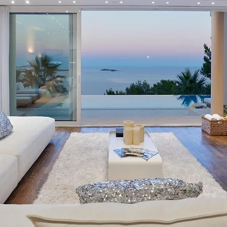 Villa Lavish With Infinity Pool And Views *