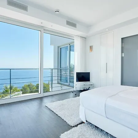 Lavish With Infinity Pool And Views Villa Santa Eularia des Riu