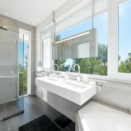 Villa Lavish With Infinity Pool And Views *