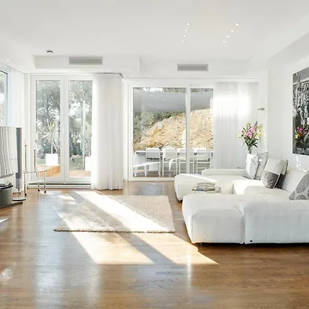 Lavish With Infinity Pool And Views Villa