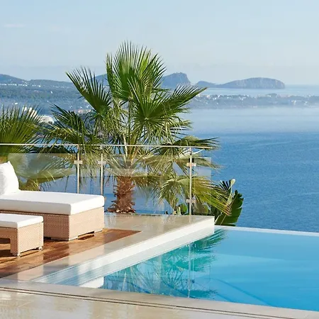 Lavish With Infinity Pool And Views Santa Eularia des Riu