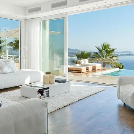 Lavish With Infinity Pool And Views