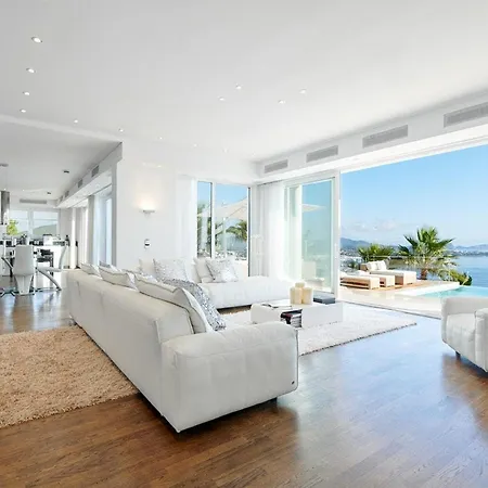 Lavish With Infinity Pool And Views Villa *