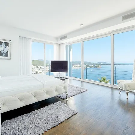 Lavish With Infinity Pool And Views Santa Eularia des Riu